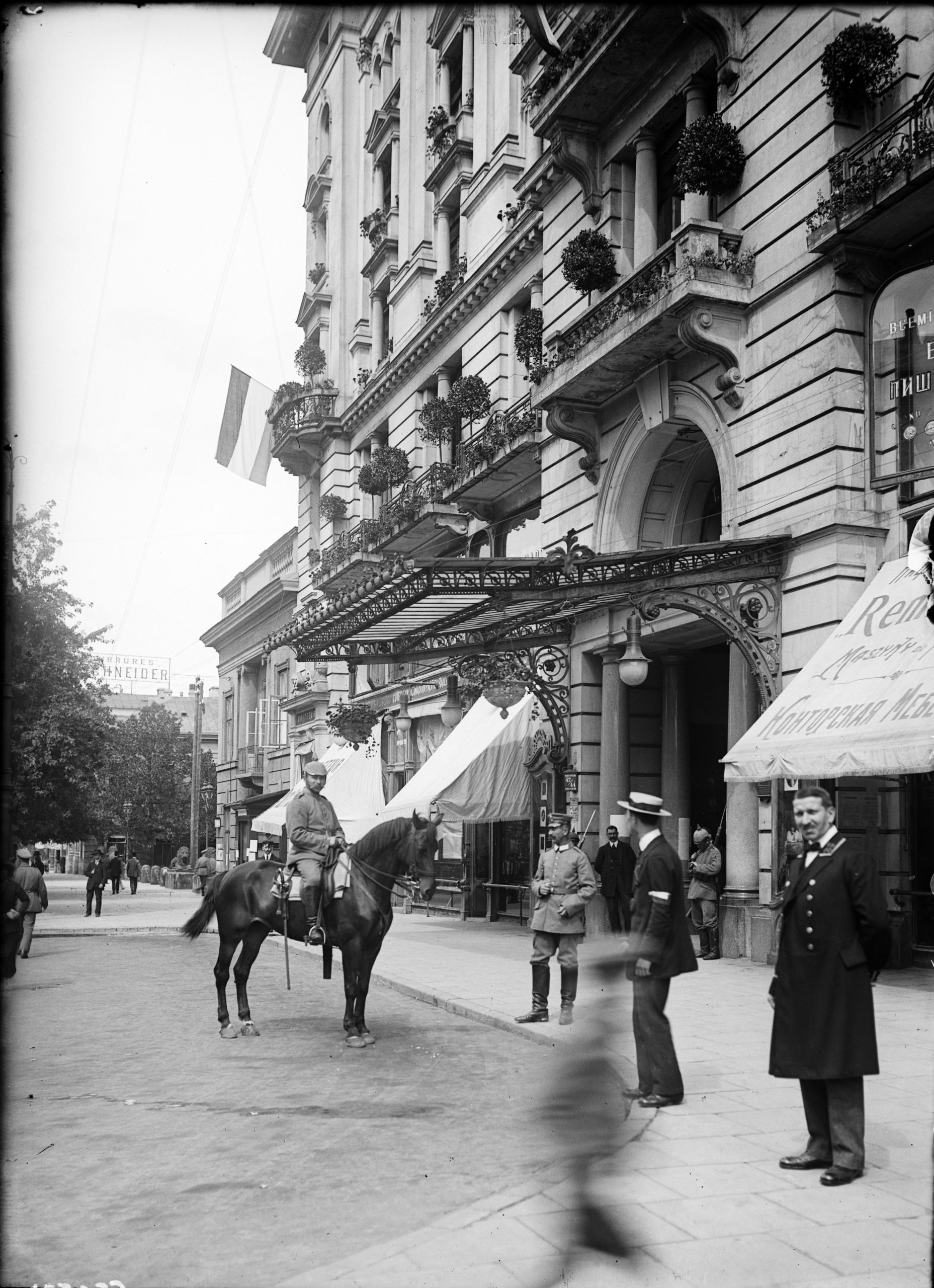 Żołnierze niemieccy i Straż Obywatelska przed hotelem Bristol, sierpień 1915 r., fot. Henryk Poddębski, wł. Muzeum Warszawy